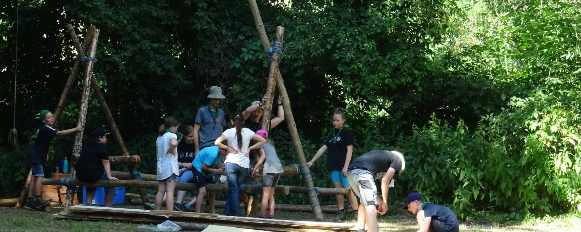 Gekocht wird traditionell auf den selbstgebauten Kochstellen...
